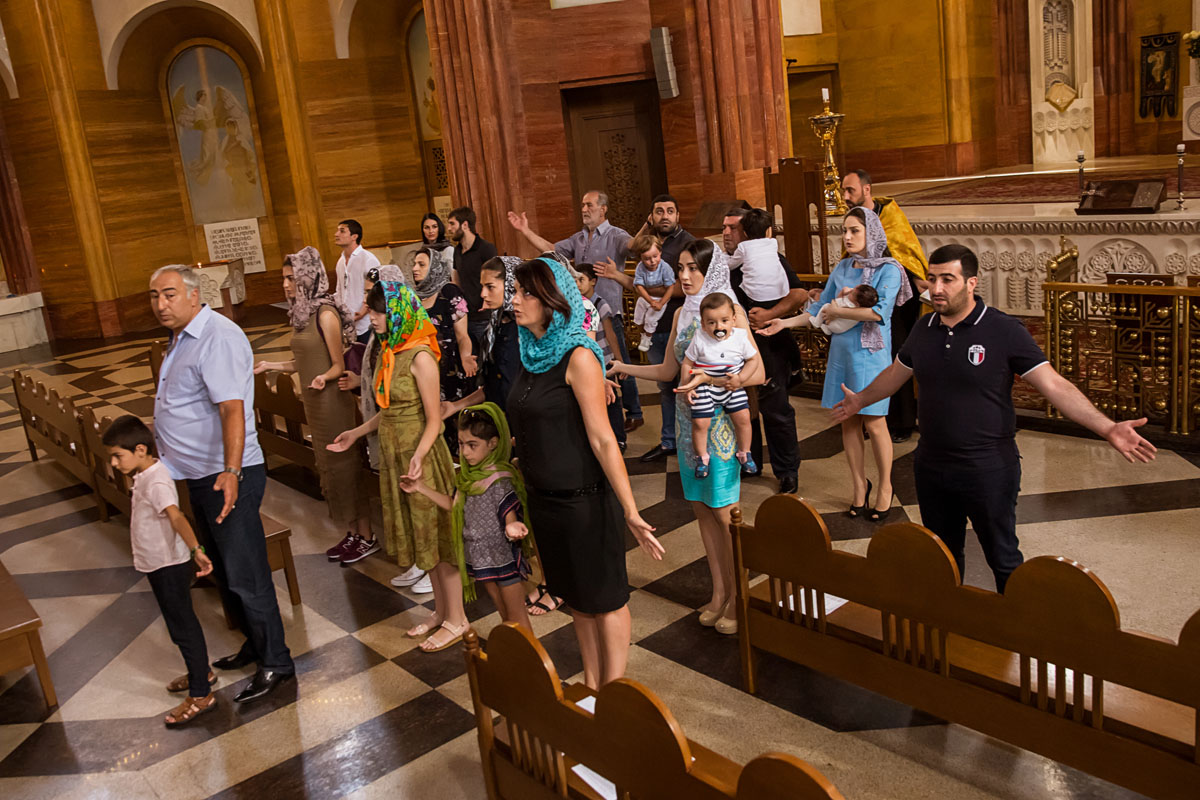 Крещение взрослых в аац. Крестины в армянской церкви. Крещение в армянской церкви. Крестины в армянской церкви. Крещение армении 301 год.