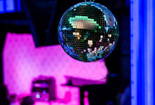 шар в зале где проводят корпоративы