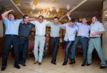 на корпоративе танцуют гости