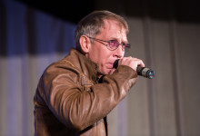 мужчина поет на крпораиве