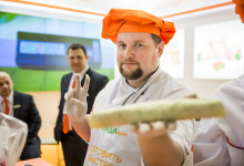 повар держит изделие для угощения на выставке_1