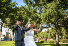 молодые выпускают голубей