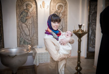 мама с сыном на крещении