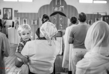 ребенок во время крещения