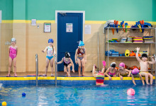 дети в бассейне